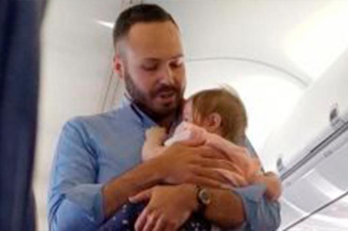 Бортпроводник укачал плачущую в самолете девочку и попал на видео