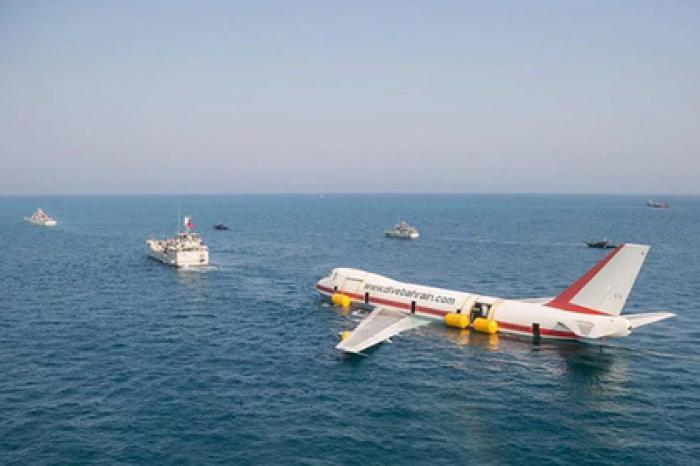 Буксировка Boeing 747 по воде попала на видео