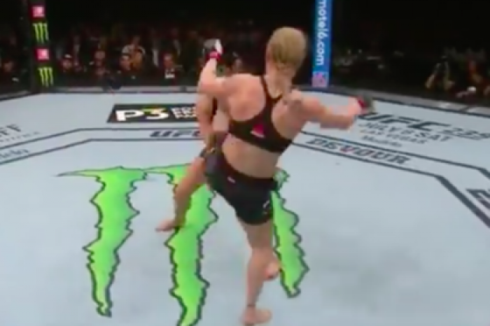 Чемпионка UFC нокаутировала соперницу ударом ногой в лицо