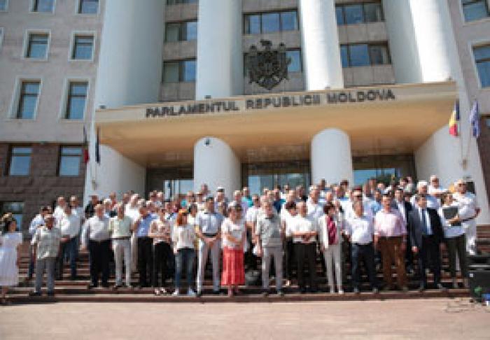 CIRCA 100 DE REPREZENTANŢI AI AUTORITĂŢILOR LOCALE CONDAMNĂ REGIMUL LUI PLAHOTNIUC ŞI SPRIJINĂ NOUL GUVERN