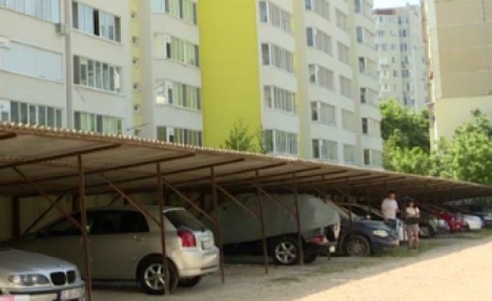Из столичного двора вывезли более 100 гаражей