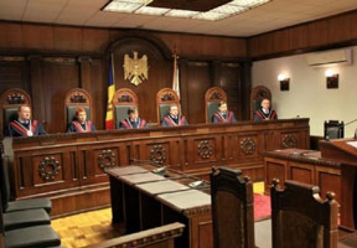 JUDECĂTORII CURŢII CONSTITUŢIONALE ŞI-AU DAT DEMISIA IN CORPORE
