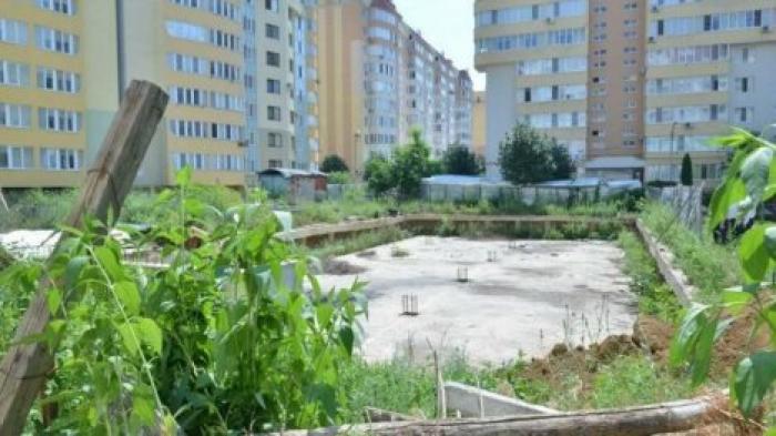 Котлован на Буюканах - засыпят: На его месте появится парковка и детская площадка