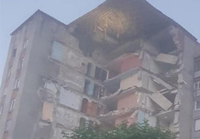 ​LA OTACI S-A PRĂBUŞIT O PARTE A UNUL BLOC LOCATIV CU NOUĂ ETAJE