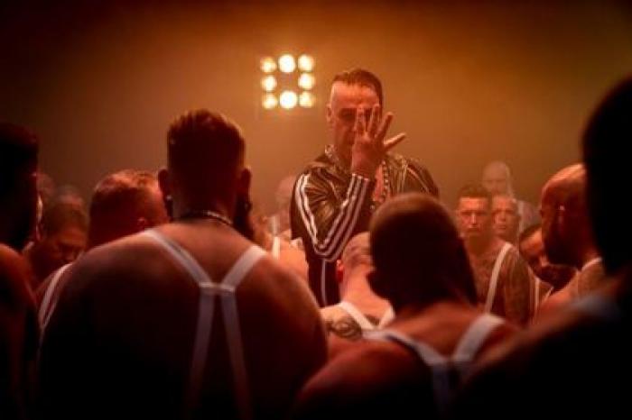 Лидер Rammstein сломал челюсть поклоннику