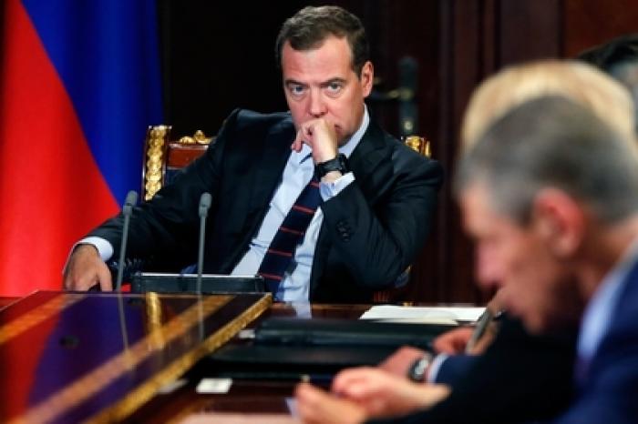 Медведев поручил разобраться с ценами на бензин