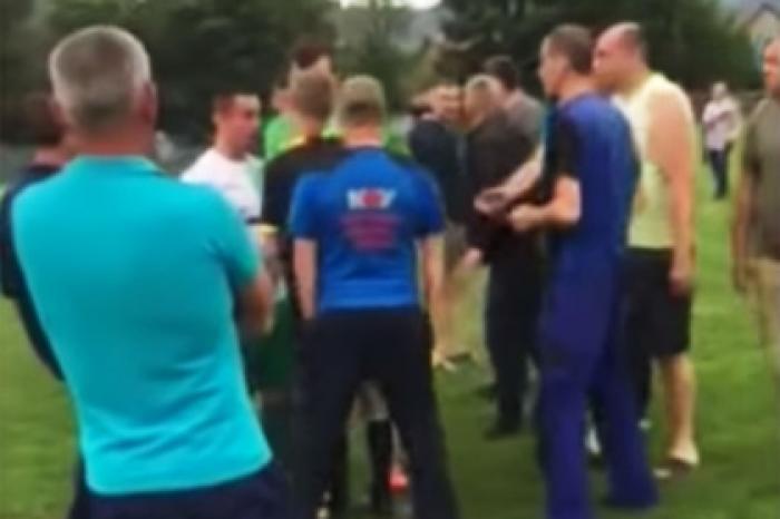 На Украине фанаты избили футбольного судью
