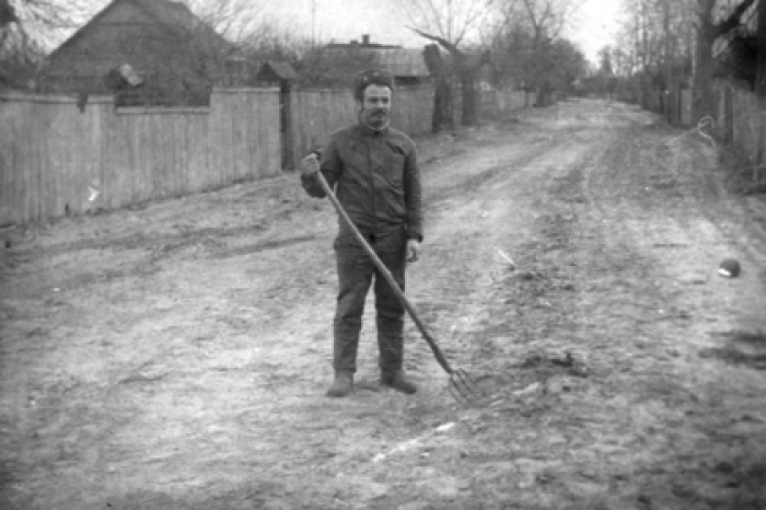 Опубликованы снимки «борьбы с радиацией» вилами в Чернобыле
