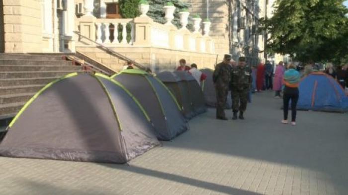 Перед зданием МВД установили десятки палаток: люди возмущены неконституционными решениями парламента