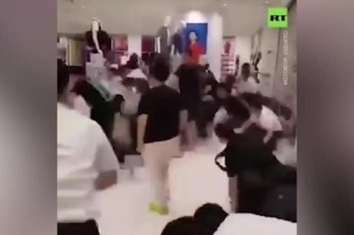 Покупатели подрались на полу из-за одежды и рассмешили пользователей сети