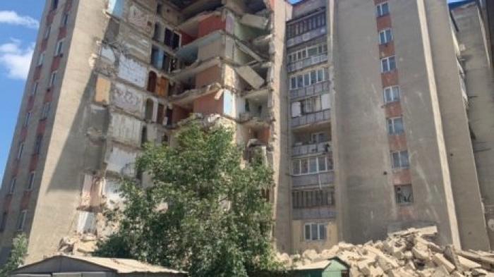 Пожилые супруги остались ни с чем после обрушения дома в Атаках