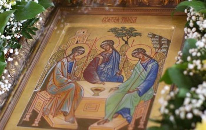 Православные христиане отмечают День Святой Троицы