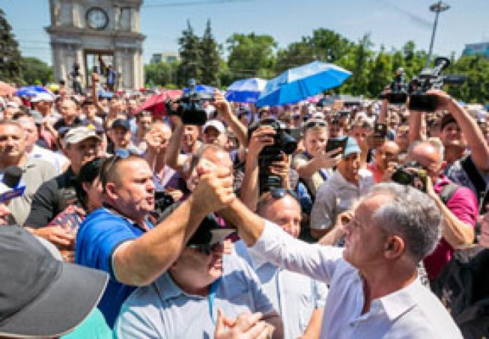 PREŞEDINTELE PDM, VLADIMIR PLAHOTNIUC, A PĂRĂSIT MOLDOVA „PENTRU A-ŞI SECURIZA FAMILIA”