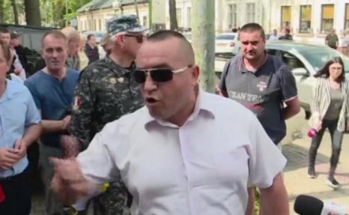 Протестующий у офиса ПДС посоветовал Михаю Попшою помочиться на свое удостоверение депутата