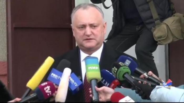 СМИ: Додон вместе с семье "переехал" в отель на территории Российского посольства