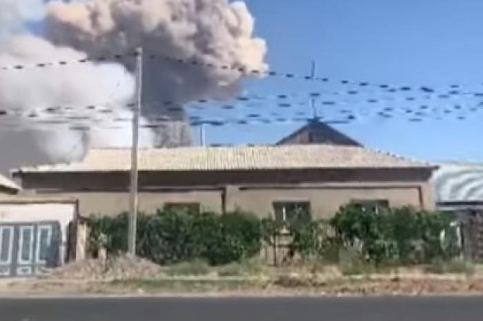 Снаряды с загоревшегося военного склада в Казахстане долетели до жилых районов