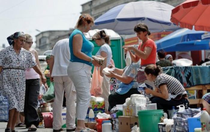Уличных торговцев молочными продуктами и покупателей не пугает зной
