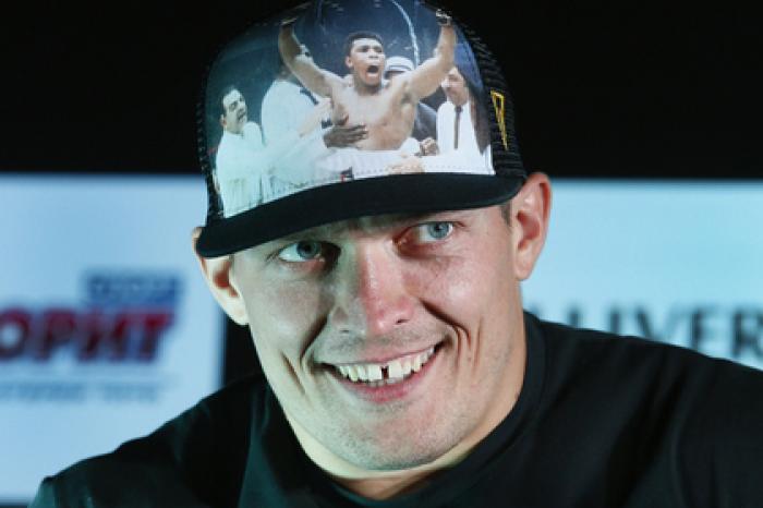 Усик стал обязательным претендентом на пояс WBO в тяжелом весе