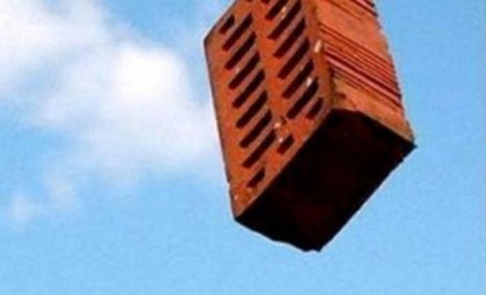 В Кишиневе со строящегося дома упали кирпичи на крышу магазина и автомобиль