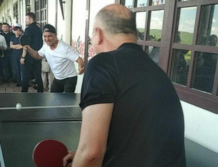 Влад Плахотнюк и Павел Филип сыграли партию в настольный теннис