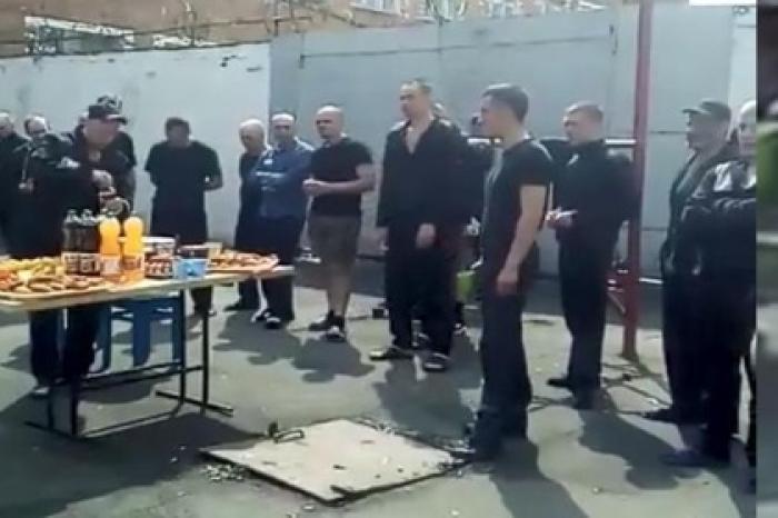 Вор в законе устроил в колонии банкет под лозунгом «Жизнь ворам!»