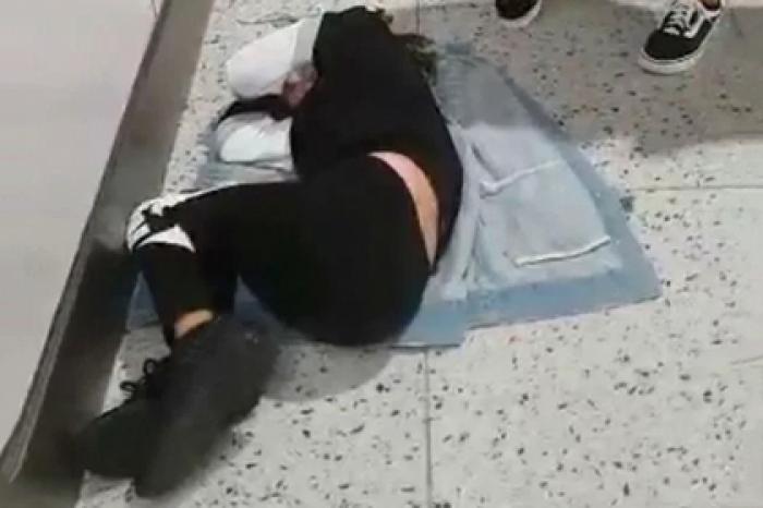 Авиакомпания бросила больного ребенка на полу аэропорта из-за опоздания