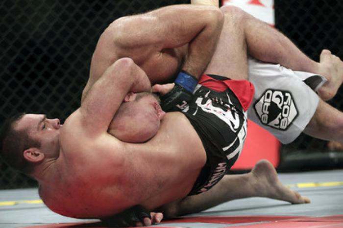 Боец MMA поймал подозреваемого в угоне на удушающий прием