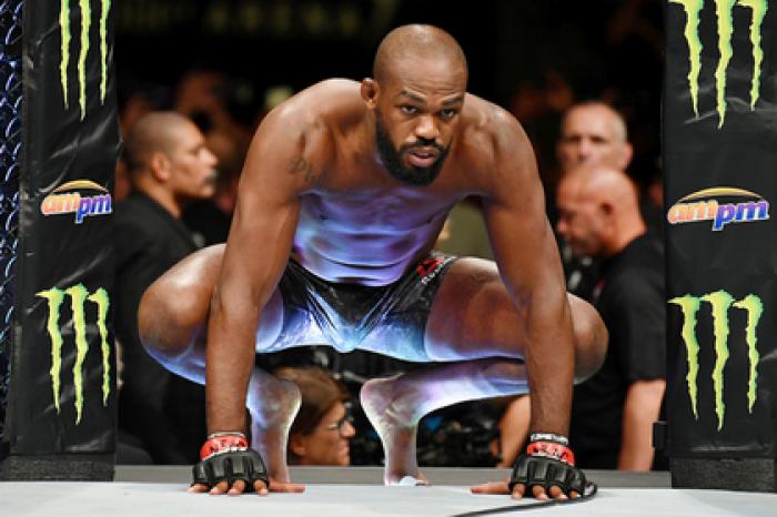 Чемпиона UFC обвинили в домогательствах