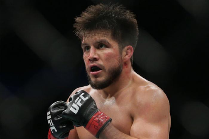 Чемпион UFC захотел драться с чемпионками UFC