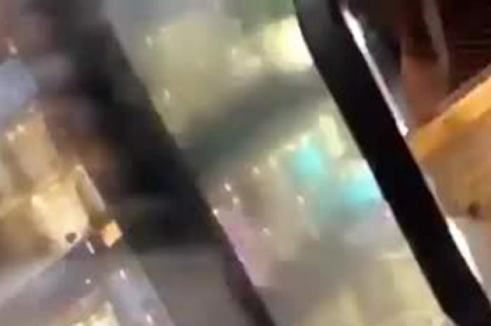Девушка лизнула мороженое втайне от покупателей и навлекла на себя гнев в сети