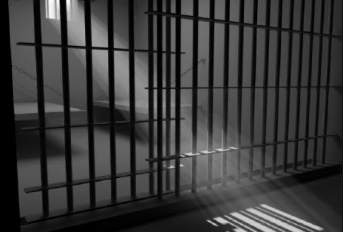 Девушке грозит тюрьма за облизанный шпатель 