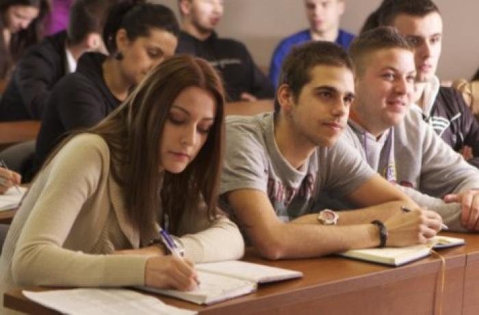 Ежегодно число абитуриентов колледжей сокращается на 10%