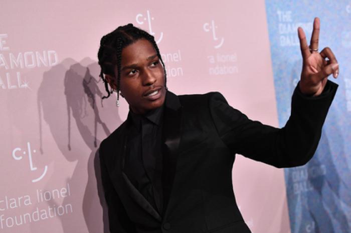 Фанатка A$AP Rocky ворвалась в посольство Швеции и пригрозила взрывом