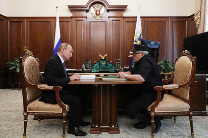 Художник показал Путину его фото в молодости