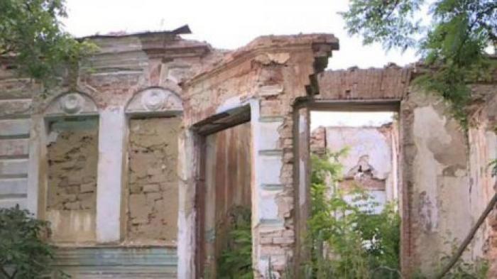 Остались одни стены: красивейшая историческая усадьба в селе Бахмут разрушается