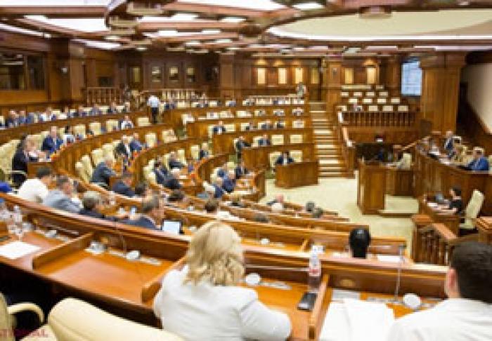 PARLAMENTUL PLEACĂ ÎN VACANŢĂ, DAR VA CONTINUA SĂ LUCREZE ŞI ÎN AUGUST