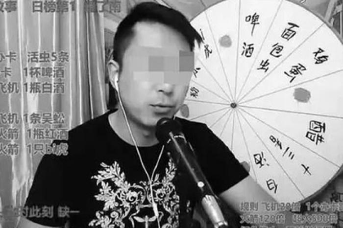 Поглощающий живых червей и крепкий алкоголь блогер скончался в прямом эфире