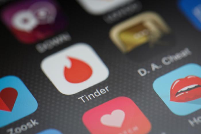 Поиск любви в Tinder обернулся для студентки головокружительной карьерой в порно