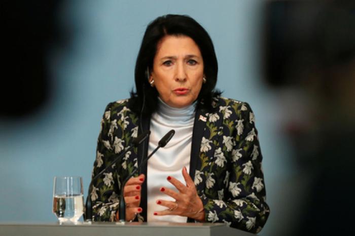 Президент Грузии попросила протестующих отложить флаг патриотизма