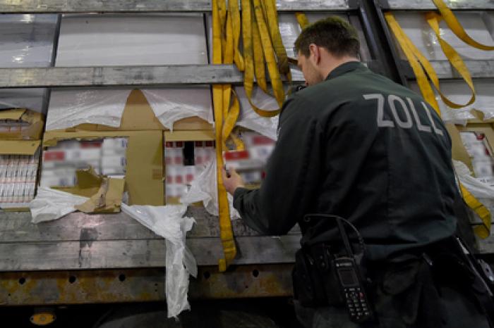 Путешественники из Москвы попытались ввезти сигареты в Европу и попались