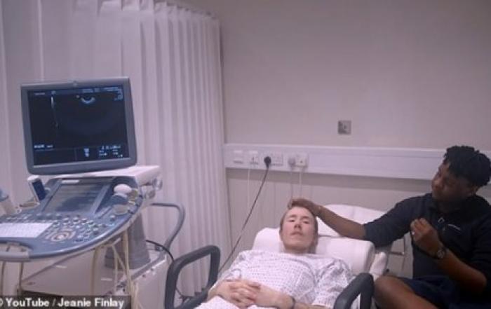 Родивший ребенка трансгендер добивается признания его отцом