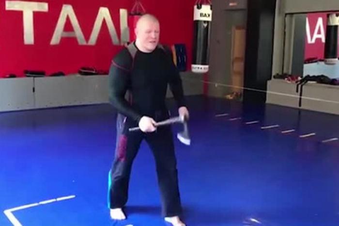 Российский боец MMA покалечил топором другого