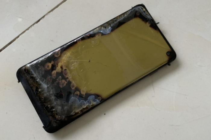 Samsung Galaxy S10 взорвался на зарядке