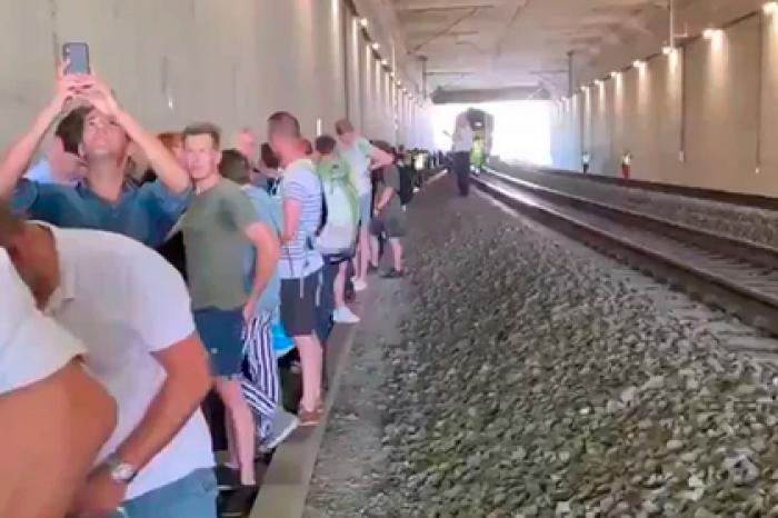 Сотни пассажиров поезда застряли в тоннеле в 40-градусную жару