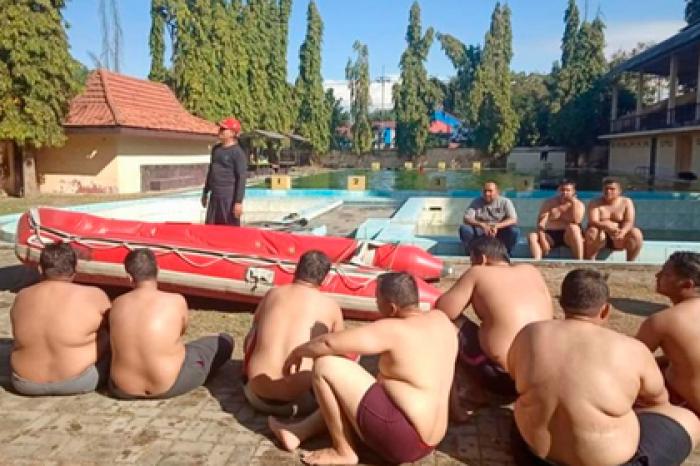Толстых полицейских отправили в лагерь для худеющих