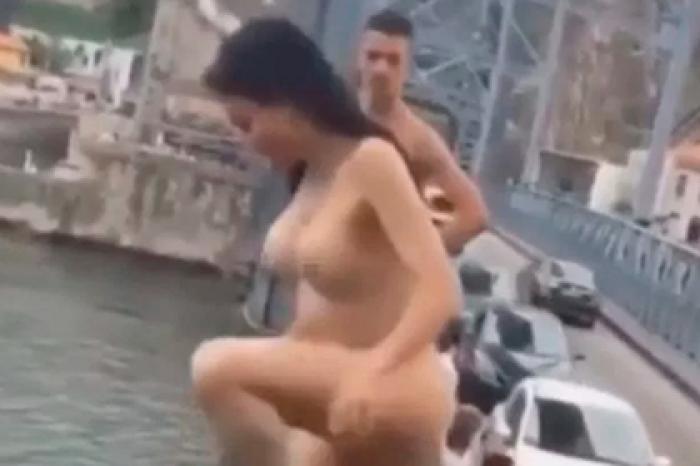 Туристка разделась догола и спрыгнула с моста на глазах у прохожих