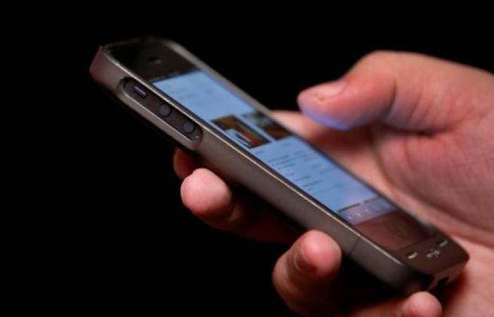 Ученые: Смартфоны могут сделать человека горбатым