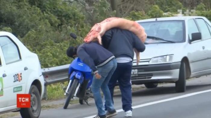 В Аргентине люди воспользовались аварией, чтобы награбить свиных туш