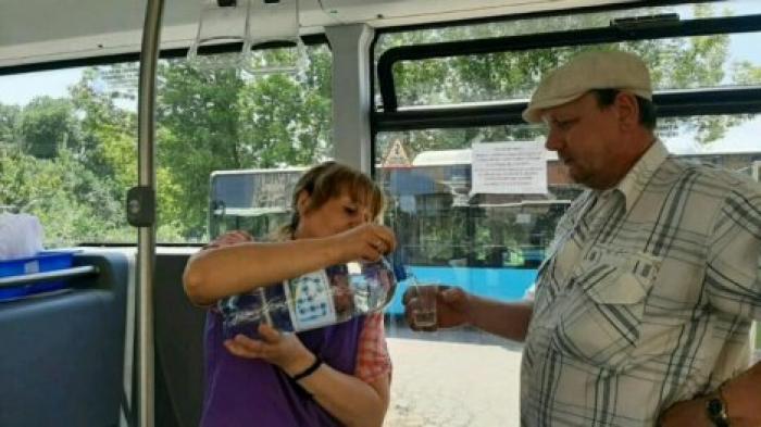 В Кишиневе в общественном транспорте раздают бесплатную воду в связи с аномальной жарой