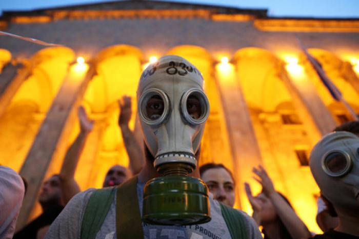 В Тбилиси начались столкновения между митингующими